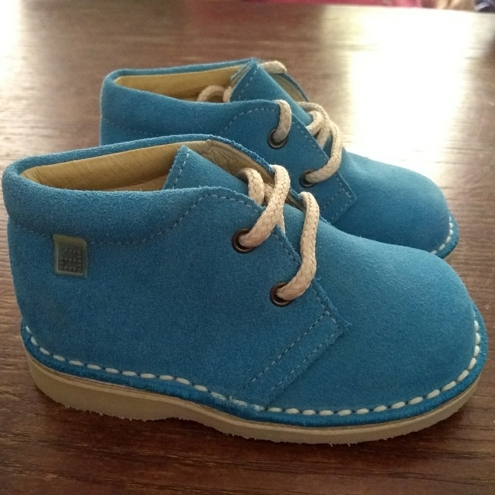 Boys size 5  Andanines Desert Boots